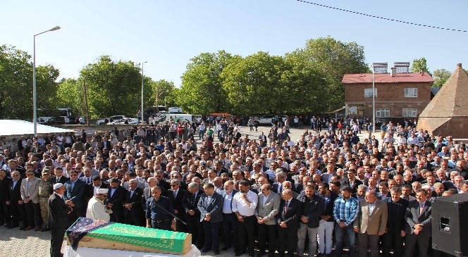 TBMM Başkanı Kahraman Ergezen'in Eşi Cenazesine Katıldı