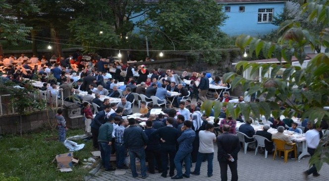 AK Parti Bitlis İl Teşkilatı İftar Çadırı Kurdu