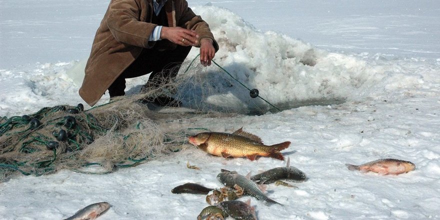 Buzla Kaplı Gölde Eskimo Usulü Balık Avı