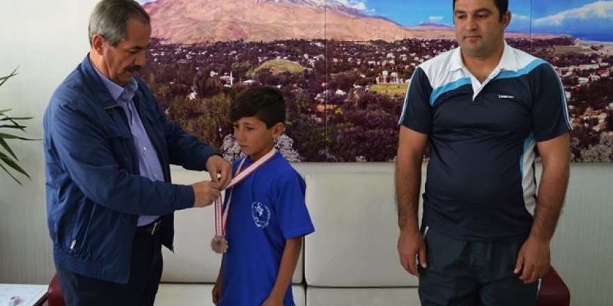 Başkan Necati Gürsoy, Minik Ciğerkan’ı Altınla Ödüllendirdi