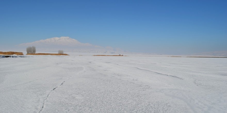 Aşırı Soğuklar Van Gölü’nü Dondurdu