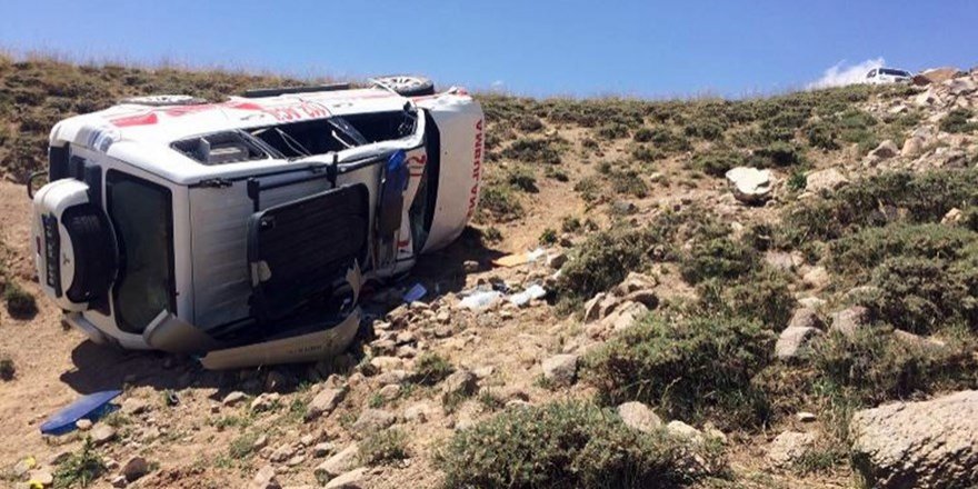 112 Ambulansı Süphan Dağı’nda Kaza Yaptı