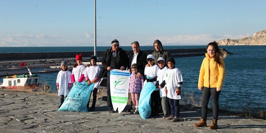 Çocuk Aktivistlerinden Sahil Temizliği