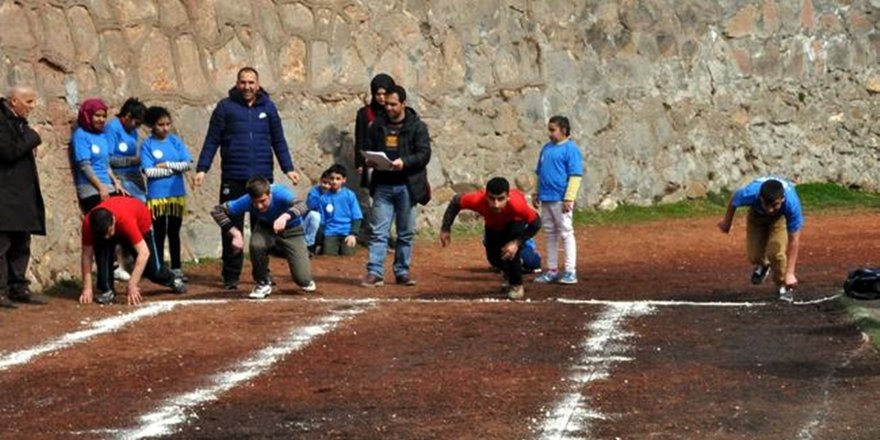 Bitlis’te Özel Sporcular Kıyasıya Yarıştı
