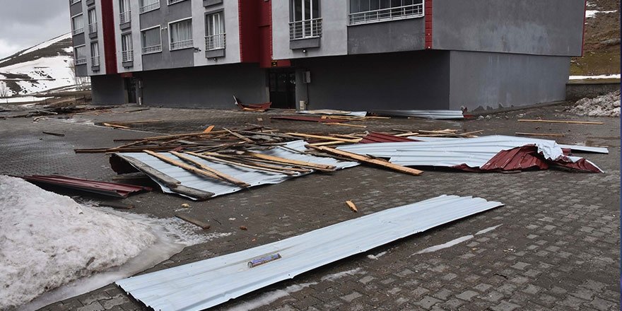 Bitlis’te Fırtına; Çatılar Uçtu, Elektrik İletim Hatları Koptu