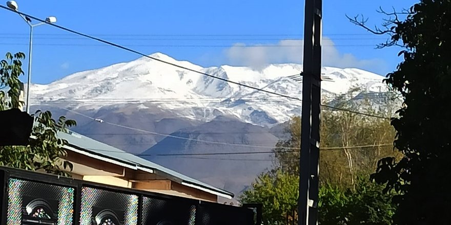 Süphan Dağı Zirvesine Kar Yağdı