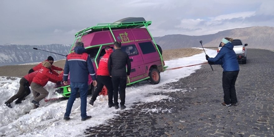 Nemrut Kalderası'nda Mahsur Kalan Turistler Kurtarıldı