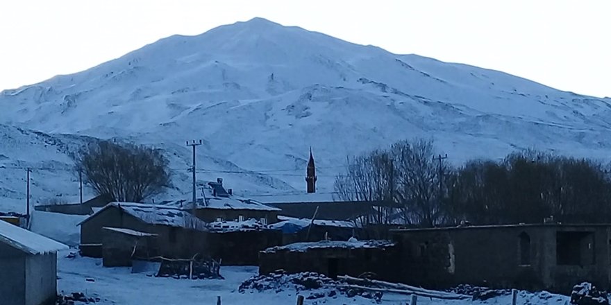 Haziran'a Sayılı Günler Kala Adilcevaz’da Kar Yağışı