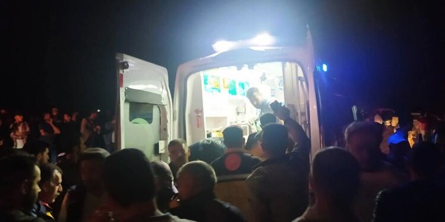 Ambulans, Saman Yüklü Traktöre Çarptı; 5 Yaralı