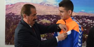 Türkiye Birincisi Atlete Başkan Gürsoy’dan Ödül