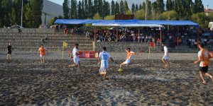 Adilcevaz’da Plaj Futbolu Heyecanı