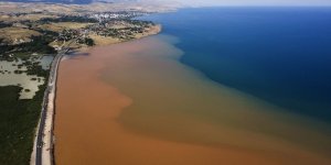 Sel Suları Van Gölü'nü Kızıla Boyadı
