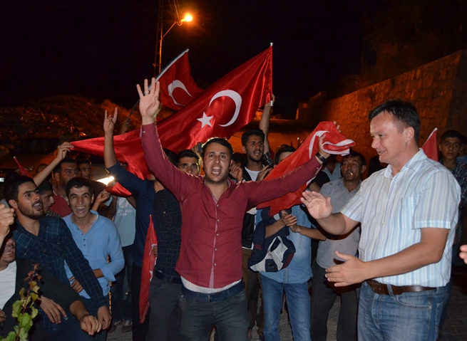 Adilcevaz’da Darbe Girişimi Protesto Edildi 14