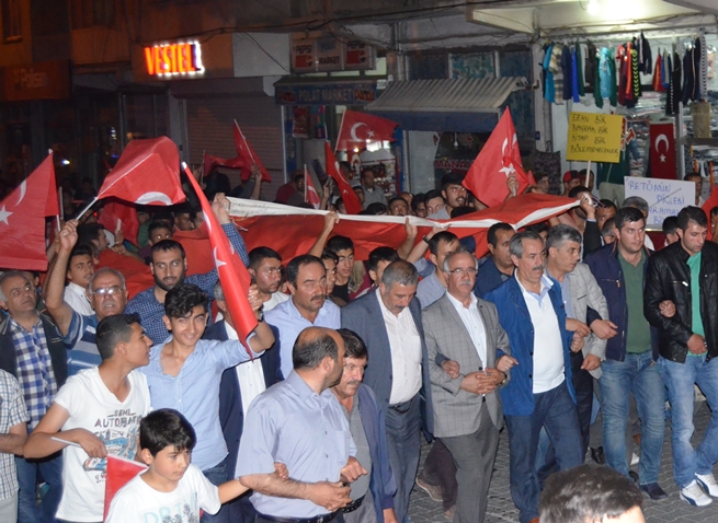Adilcevaz’da Darbe Girişimi Protesto Edildi 18