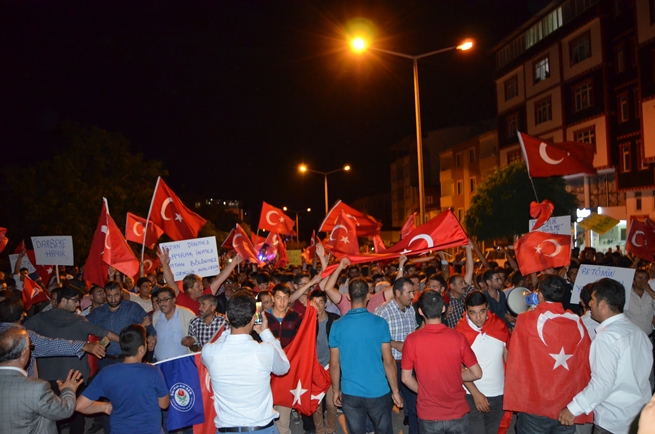 Adilcevaz’da Darbe Girişimi Protesto Edildi 2