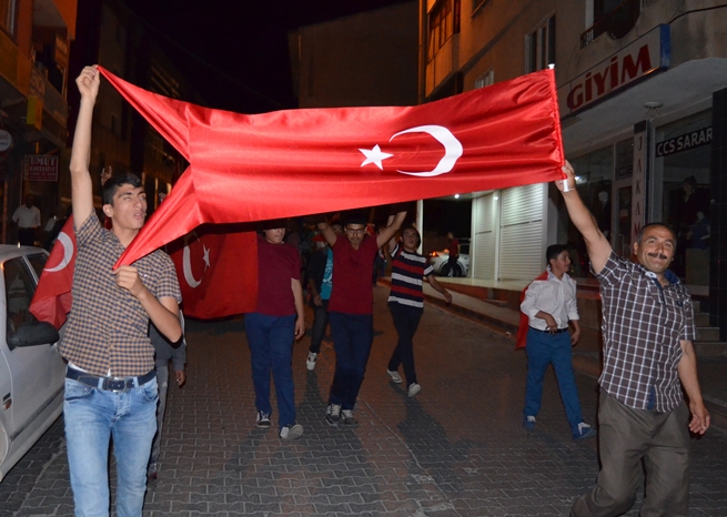 Adilcevaz’da Darbe Girişimi Protesto Edildi 27