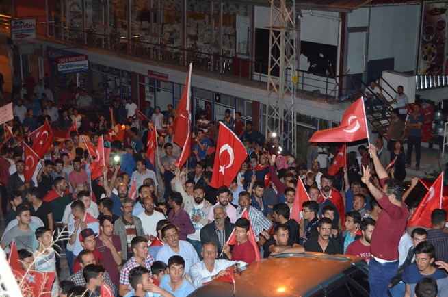 Adilcevaz’da Darbe Girişimi Protesto Edildi 30