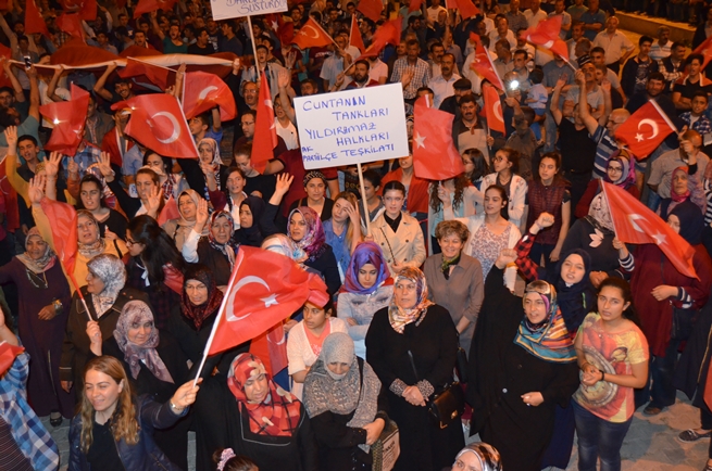 Adilcevaz’da Darbe Girişimi Protesto Edildi 7