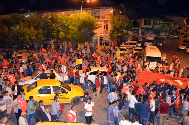 Adilcevaz’da Darbe Girişimi Protesto Edildi 9
