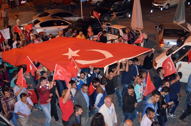 Adilcevaz’da Darbe Girişimi Protesto Edildi