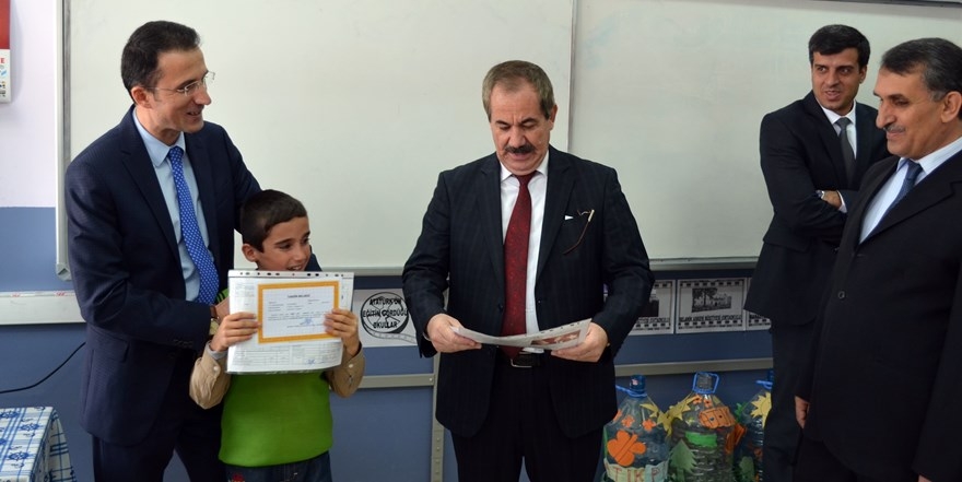 Adilcevaz’da öğrencilerin karne sevinci 11