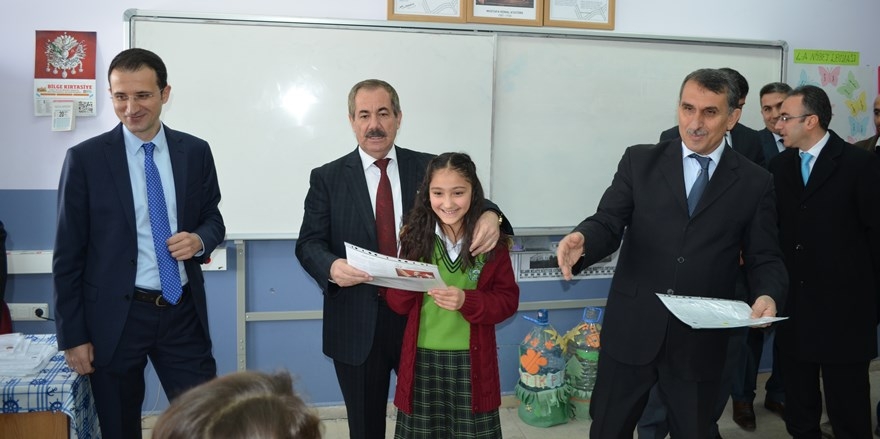 Adilcevaz’da öğrencilerin karne sevinci 13