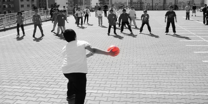 Adilcevaz'da Çocukların Oynadığı Sokak Oyunları