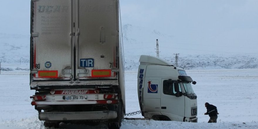 Buzlanan Yolda 3 TIR Kaza Yaptı