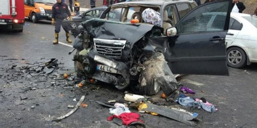 Tatvan'da Feci Trafik Kazası; 2 Ölü 5 Yaralı
