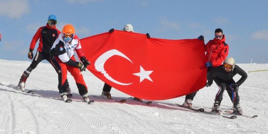 Bitlis'te Sarıkamış Şehitleri Anısına Yürüyüş ve Bayraklı Gösteri