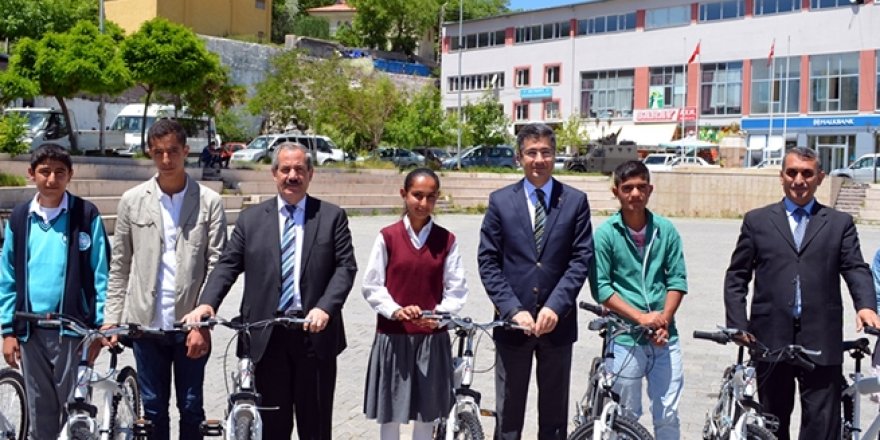 TEOG Birincisi 25 Öğrenciye Bisiklet Dağıtıldı