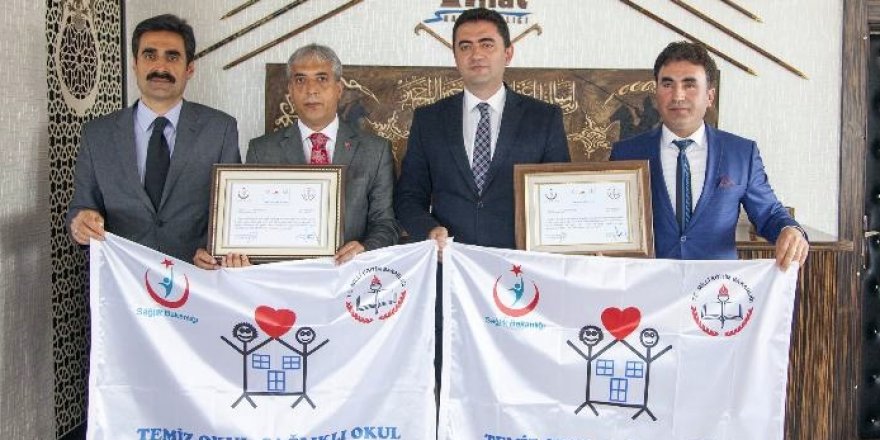 Ahlat'ta İki Okul Beyaz Bayrak Aldı