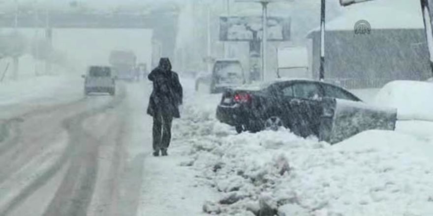 Valilik Bitlis'te Tüm Yolları Ulaşıma Kapattı