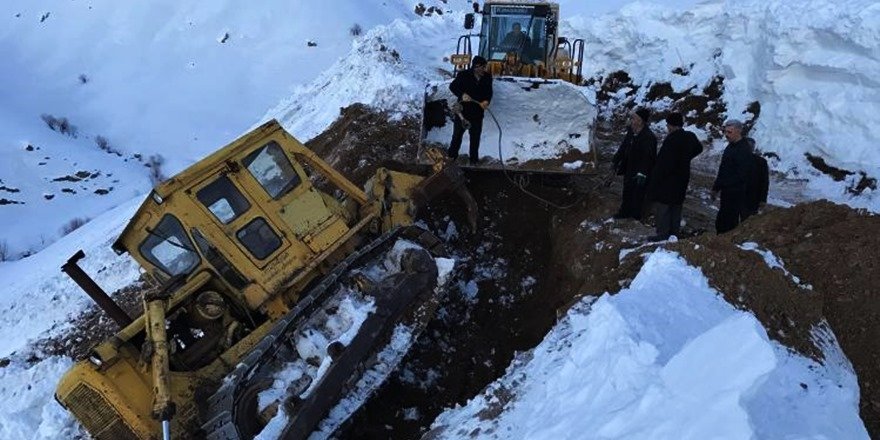 Köy Yolunu Açan Dozer Şarampole Devrildi