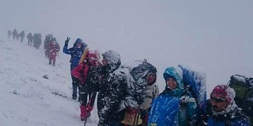 Kar ve Fırtınaya Karşı 23 Dağcı Süphan Dağı'na Zirve Yaptı