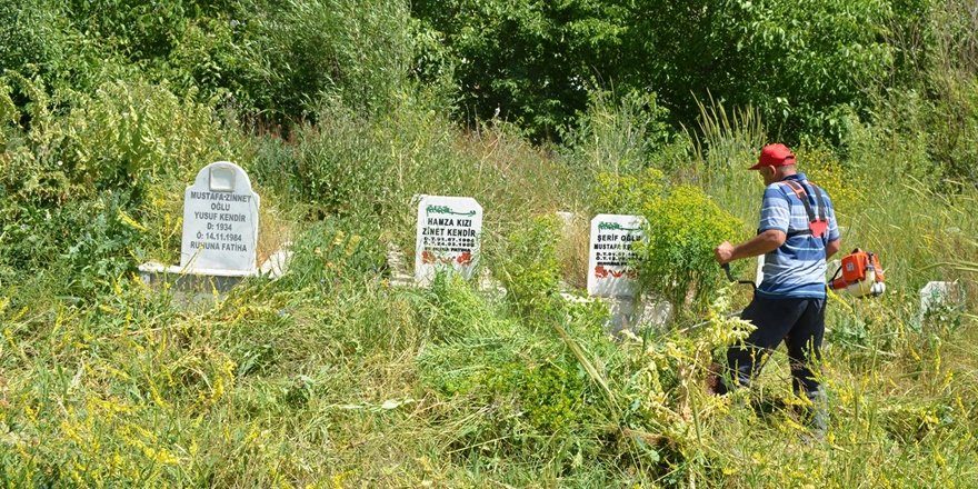 Adilcevaz’da ki Mezarlıklarda Ot Biçme Çalışması