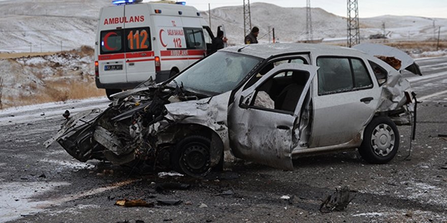 Ahlat’ta Trafik Kazası; 1 Ölü 2 Yaralı
