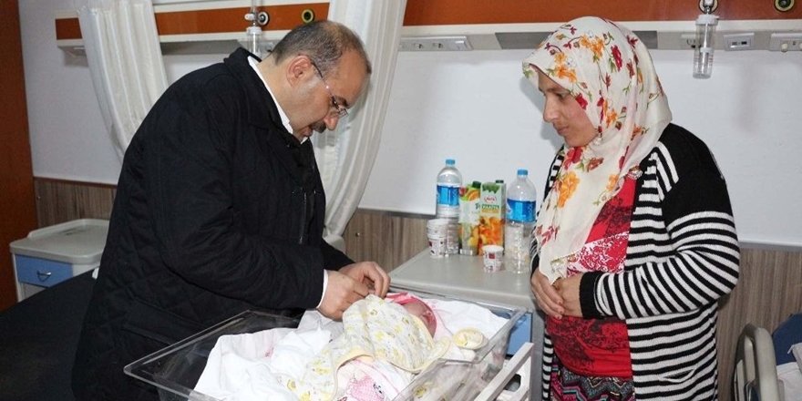 Vali'den Yeni Yılın İlk Bebeklerine Altın