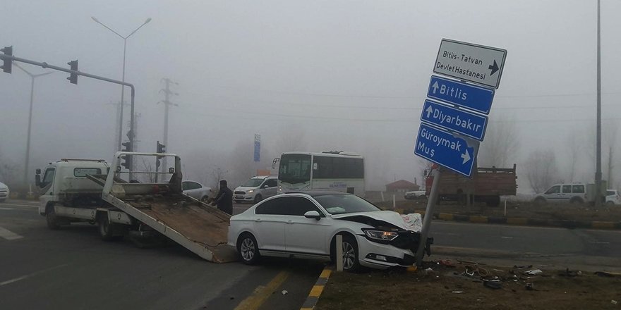 Kamyonet ile Otomobil Çarpıştı; 8 Yaralı