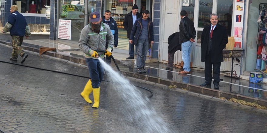 Adilcevaz'da Kış Ortasında Yol Yıkama ve Temizlik Çalışması