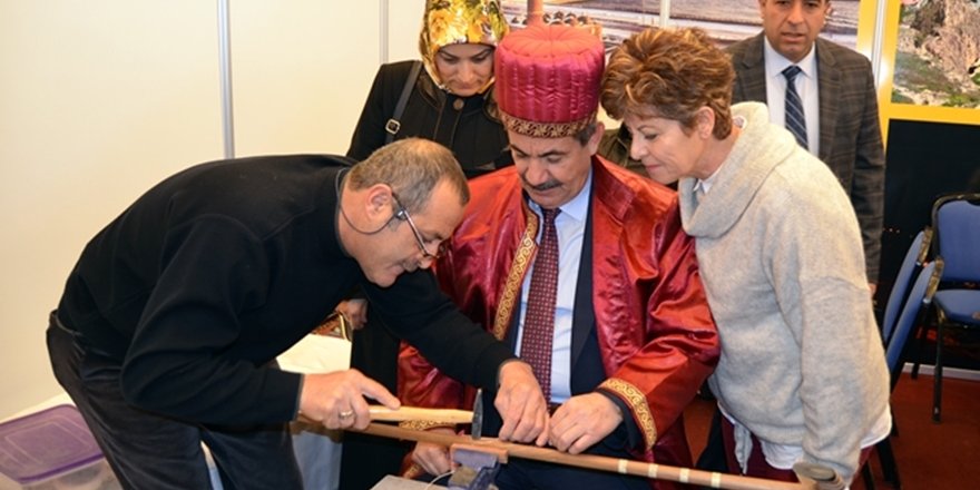 Başkan Bastona Gümüş İşledi, Kar Şerbeti Dağıttı