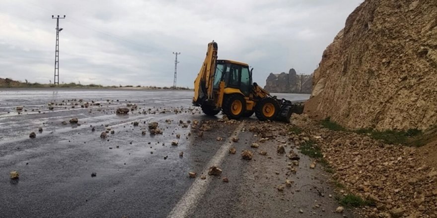 Adilcevaz-Ahlat Yoluna Düşen Taşlar Tehlike Oluşturuyor