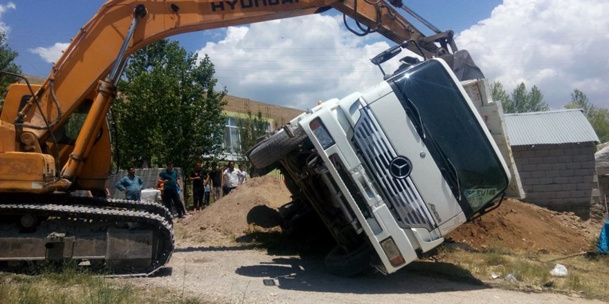 Hafriyat Boşaltan Kamyon Devrildi