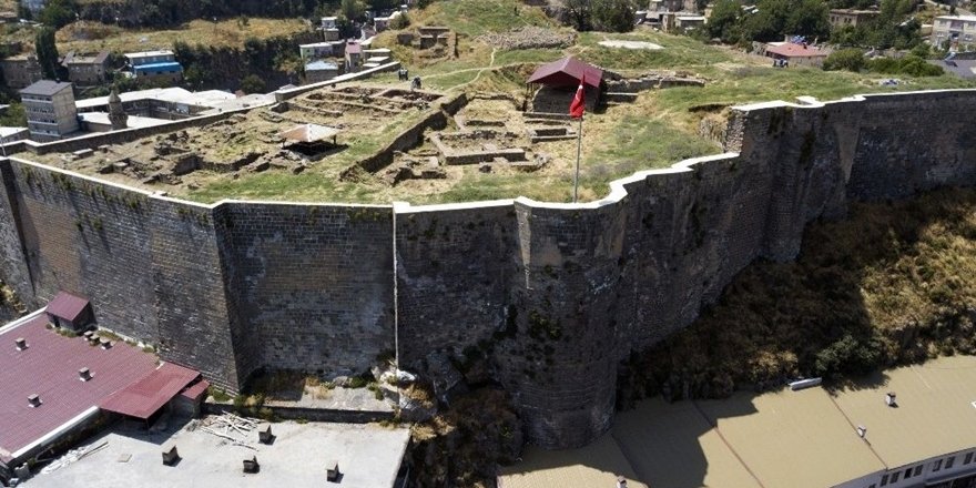 Bitlis Kalesi’nde Osmanlı Dönemine Ait Mezar Bulundu