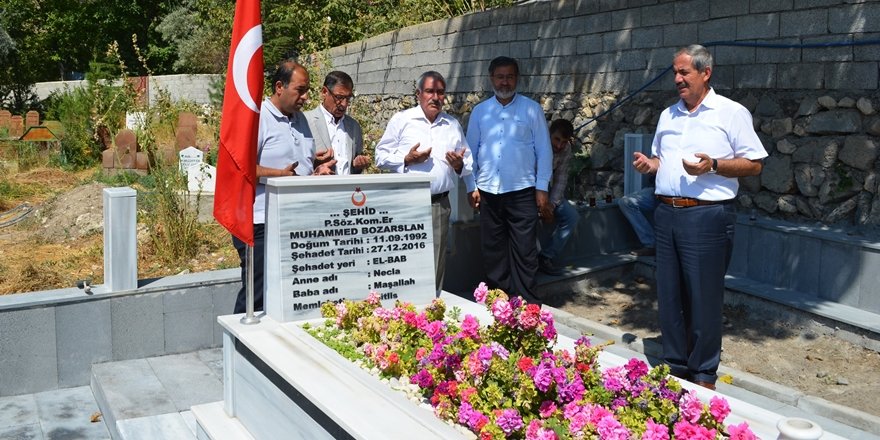 Adilcevaz Belediyesi El Bab Şehidi Muhammed Bozarslan’ın Mezarını Yaptırdı