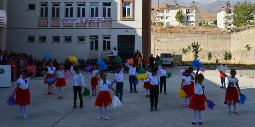 Adilcevaz’da İlköğretim Haftası Ekinliği