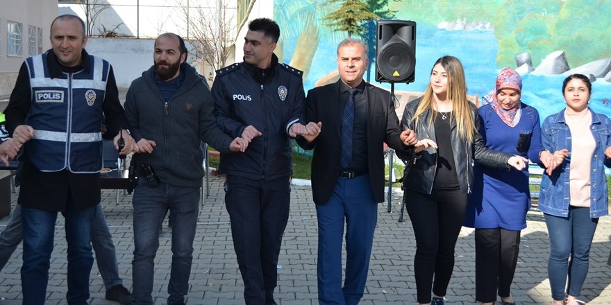 Adilcevaz’da Kavga İhbarına Giden Polislere Kutlama Sürprizi