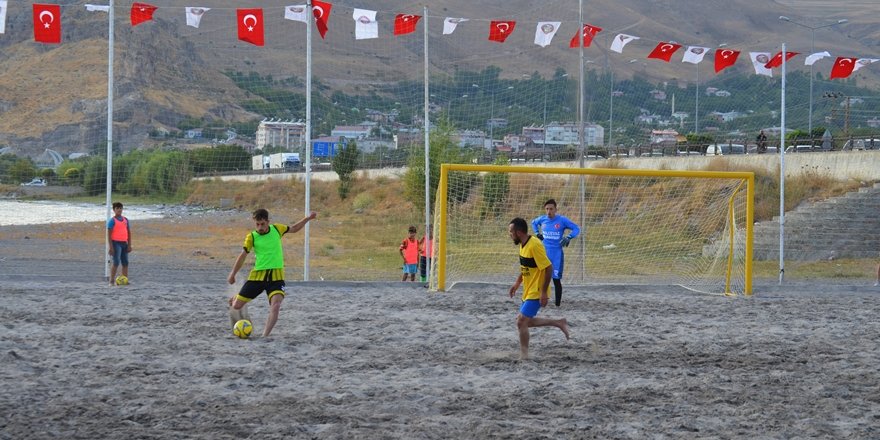 Adilcevaz’da Plaj Futbolu Heyecanı Başladı