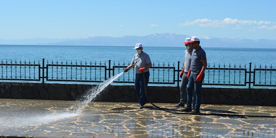 Adilcevaz Belediyesi Ekipleri Van Gölü Sahilini Temizledi