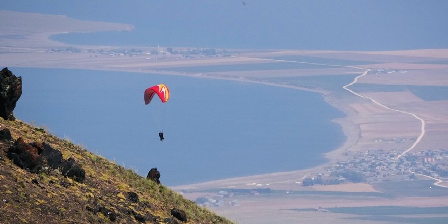 Süphan Dağı Eteklerinde Van Gölü Manzaralı Yamaç Paraşütü